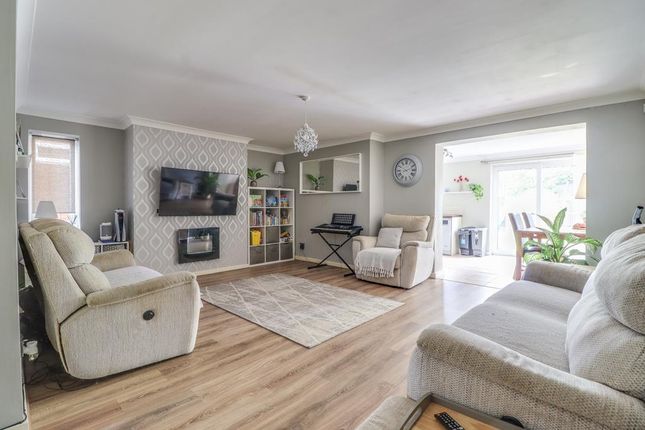 17, Steeplefield, Leigh-on-Sea photo 3