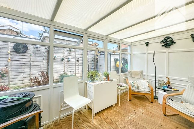 25b Dovercliff Road, Canvey Island photo 4