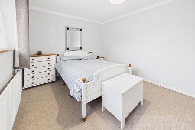 12 Hogarth Road, Crawley photo 2