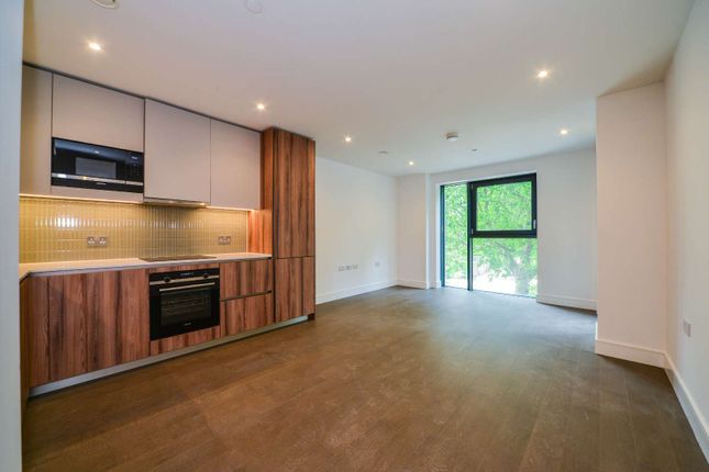 Flat to rent in 11 Hewson Way, Elephant And Castle, London