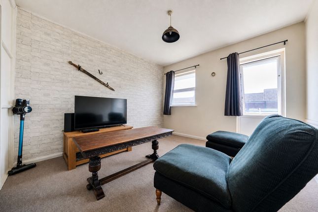 27, St. Clares Gardens, Bognor Regis photo 4