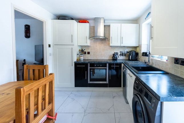 27, Meadow Way, Caerphilly photo 4