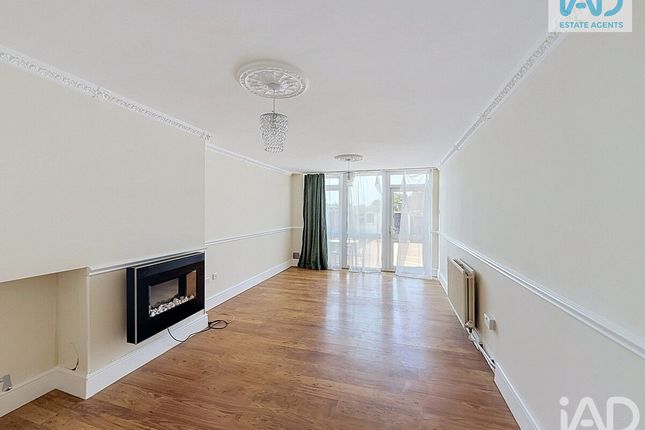 26, Altham Grove, Harlow photo 3