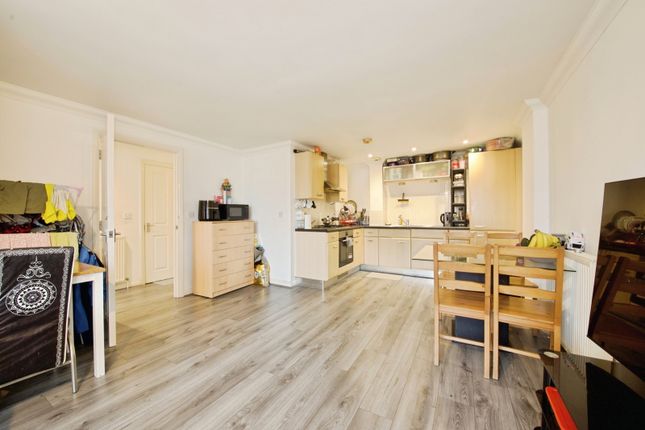 Flat 26, Blade Court, 29, Oldchurch Road, Romford photo 4