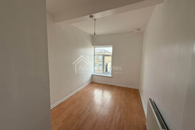 First Floor Flat, High Street, Heckmondwike photo 3