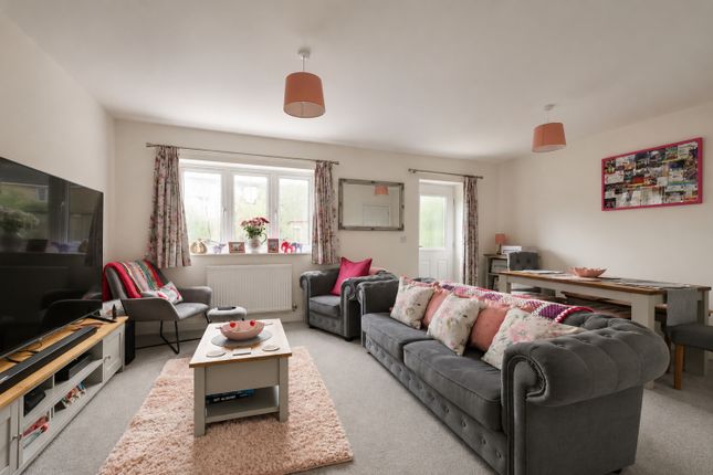 4, Florey Place Aston, Bampton photo 2