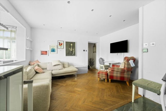 15, Firs Close, Mitcham photo 2
