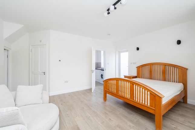 Thumbnail Flat to rent in Holland Avenue, Cheam, Sutton