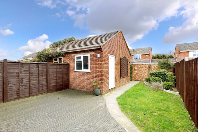 10, Wood Pond Close, Beaconsfield photo 2