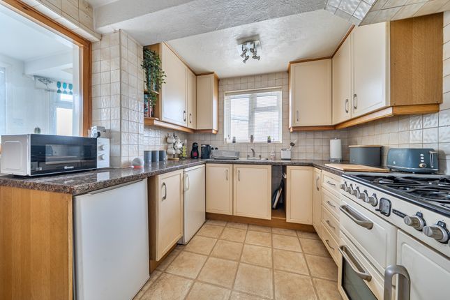 92 Rydens Way, Old Woking, Woking photo 3