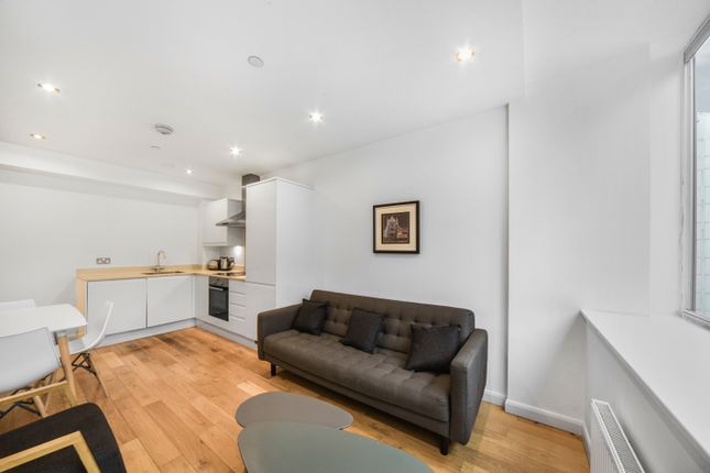 Flat to rent in Ruskin Square, Emerald House, Croydon
