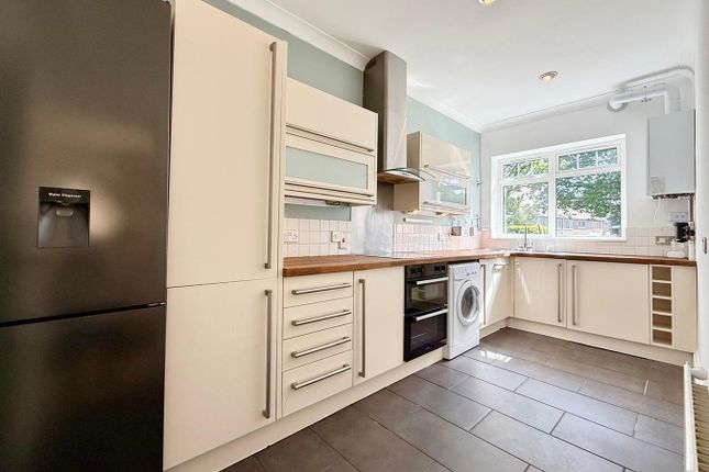 Flat 2, Hamilton Court 35 Spur Hill Avenue, Lower Parkstone photo 4