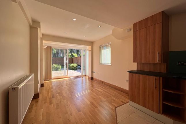 Thumbnail Flat to rent in Chatsworth Road, Hackney