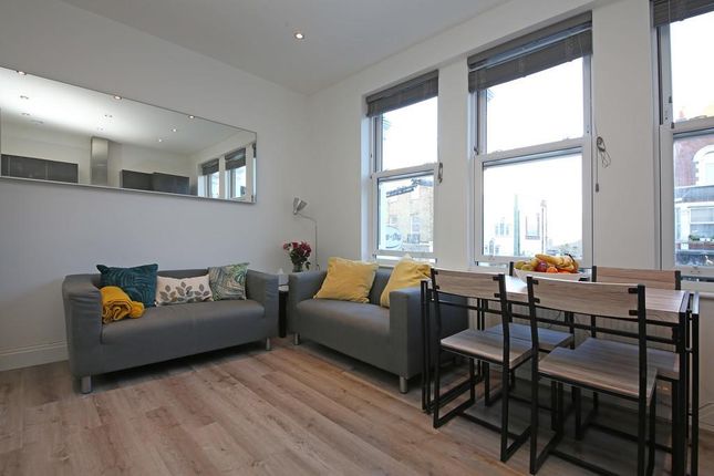 Flat to rent in Tooting High Street, London
