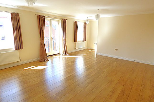 21, Henry Laver Court, Colchester photo 3