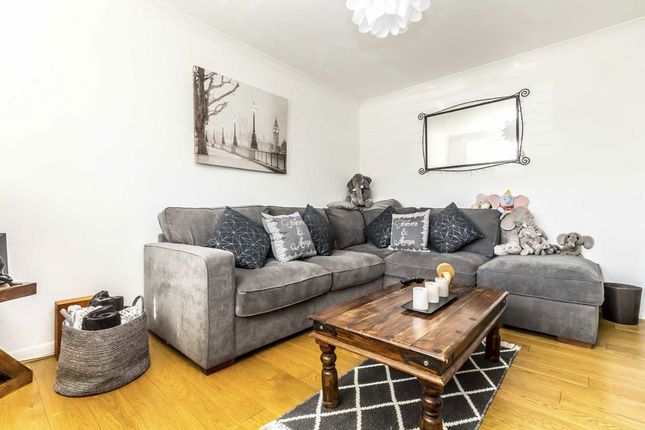 18, Beverley Close, Chessington photo 5