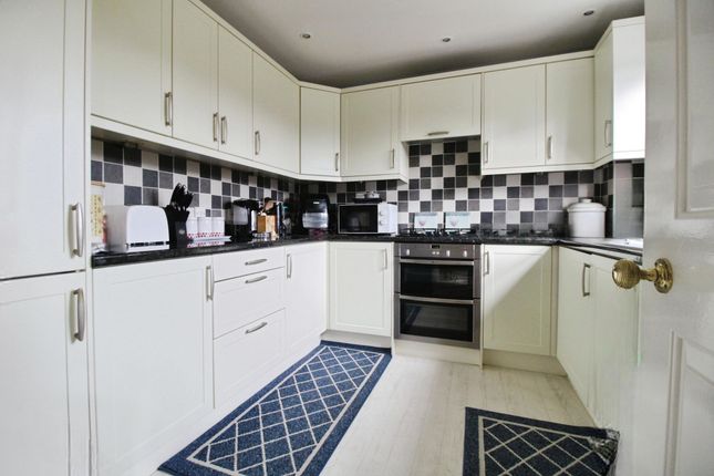 20 Abingdon Court Farm, Swindon photo 2