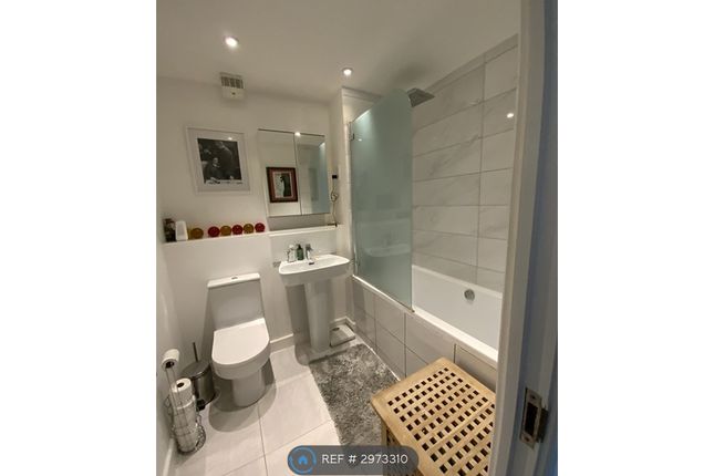 Flat, Tideham House Merbury Close, London photo 5