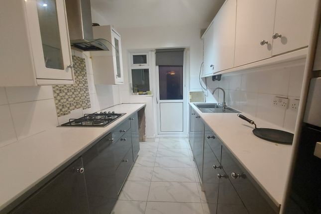 4 Bed Terraced House To Rent Faircross Avenue, Collier Row Rm5