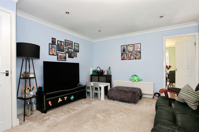 19, Thackers Way, Peterborough photo 3