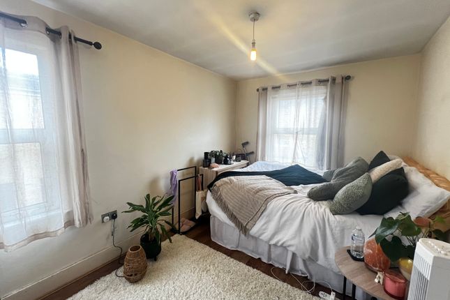 Room to rent in Stork Road, London