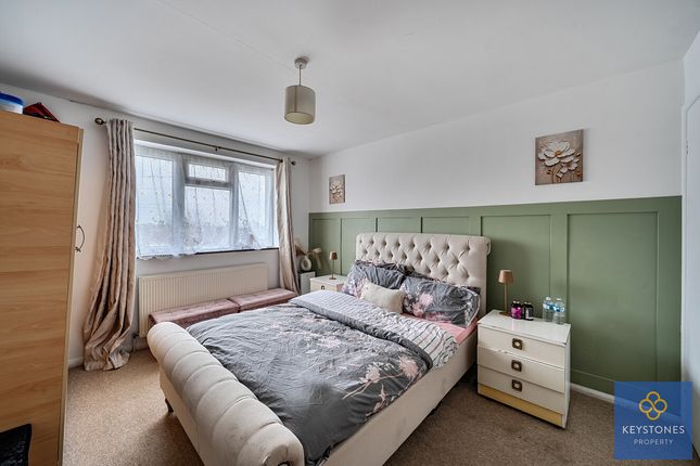 83, Highfield Road, Collier Row photo 4