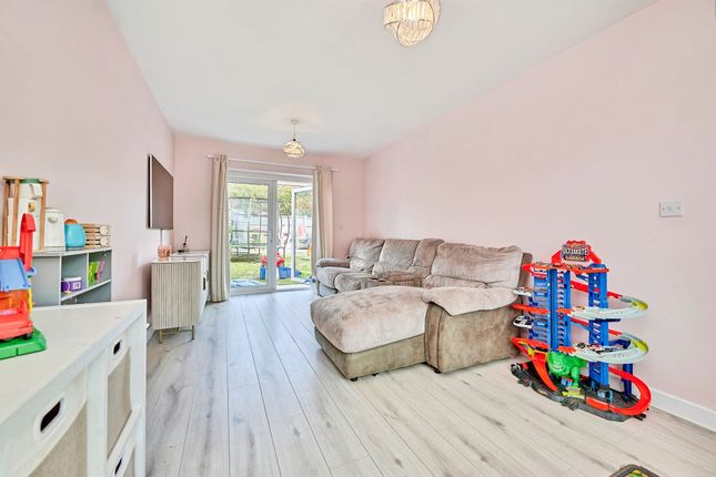 8, The Pightle, Dunmow photo 4