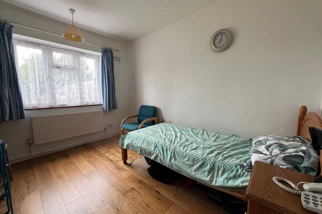 292, Camrose Avenue, Edgware photo 4