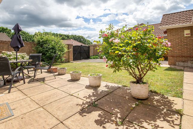57, Dickens Dell, Southampton photo 2