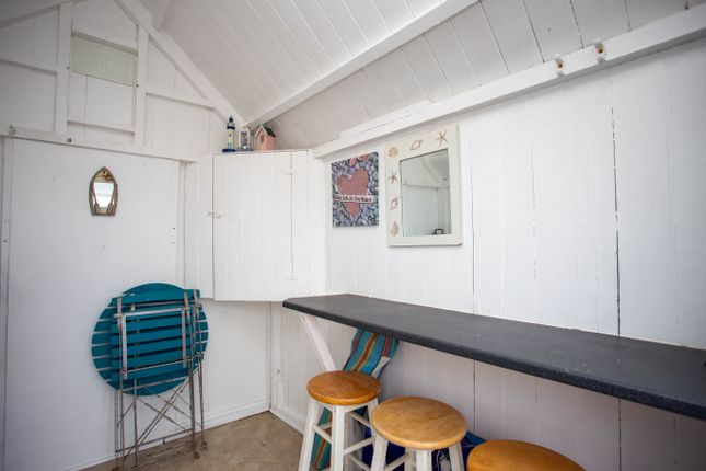 Beach hut 633, beach hut 633, Felixstowe photo 4