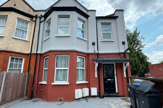 Flat to rent in Palmerston Road, London