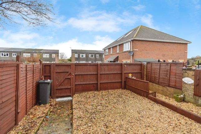 40, Lambrok Close, TROWBRIDGE photo 2