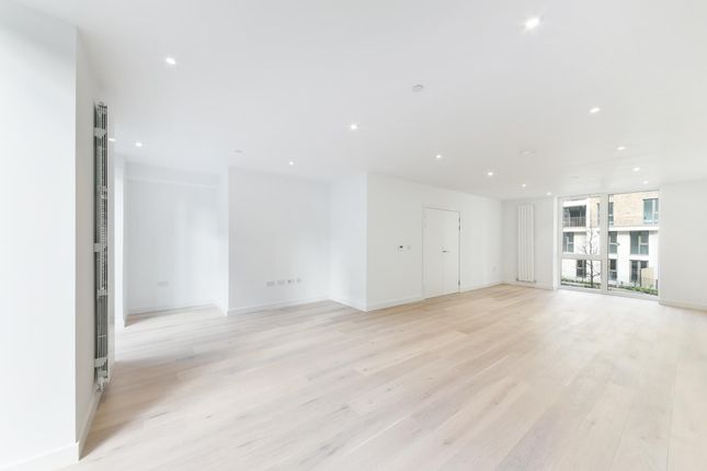 Town house for sale in Schooner Road, Royal Wharf, London