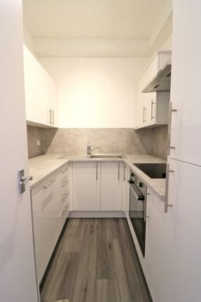 Flat to rent in Craven Avenue, London