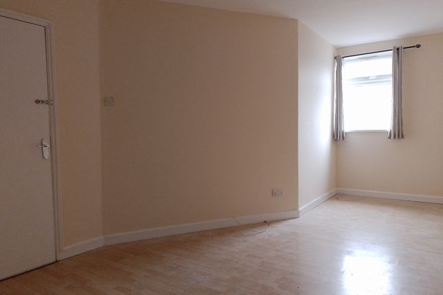 Flat to rent in New Cross Road, London