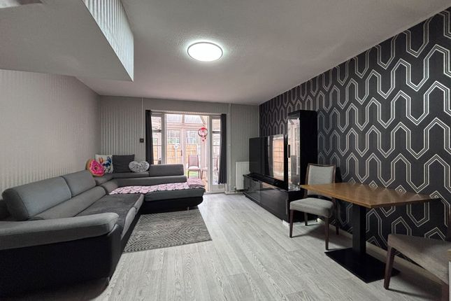 18, Axbridge, Bracknell photo 2