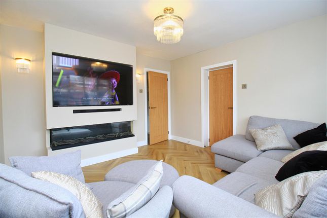 16, Thornhill Close, Denton photo 3