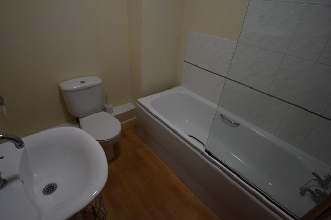 Town house to rent in Bold Street, Hulme, Manchester. 5Qh.