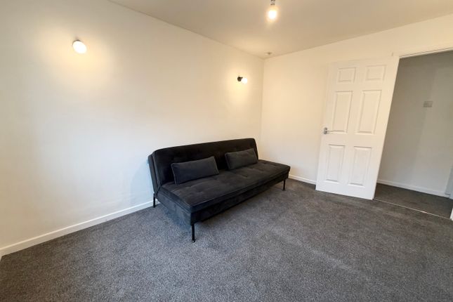 Flat B, St. Helens photo 5