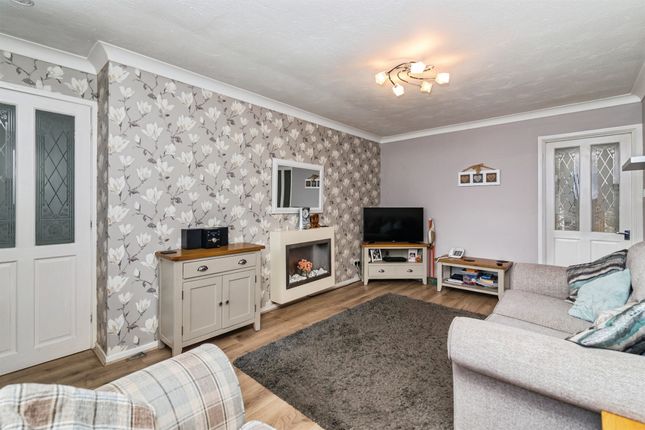 27, Burnt Hill Way, Lowestoft photo 4