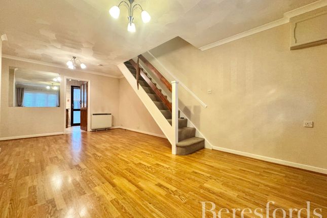 5, Bennions Close, Hornchurch photo 2