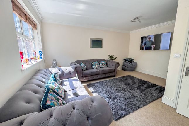 126, Hawthorn Way, Bordon photo 2