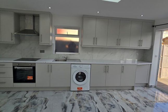 148 A, Northumberland Crescent, Feltham photo 4