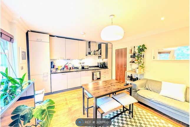 Flat, London photo 3