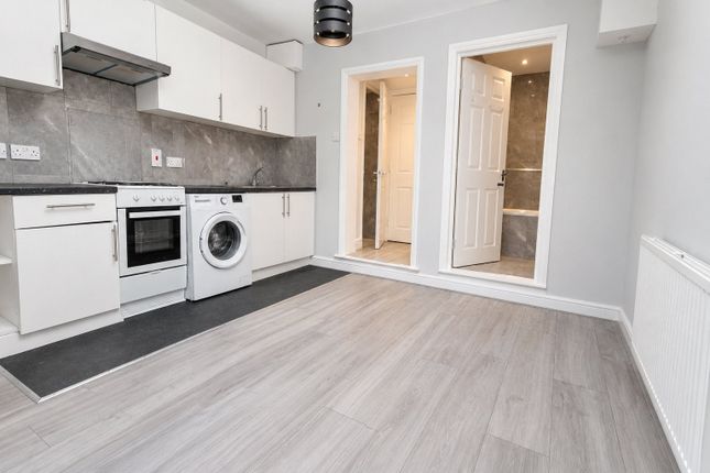 Flat 2, 85, Woodside Green, London photo 2
