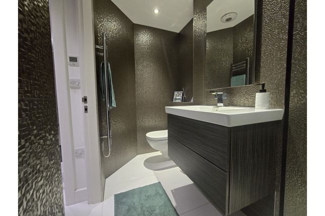 15, Radley Court, Mirfield photo 4