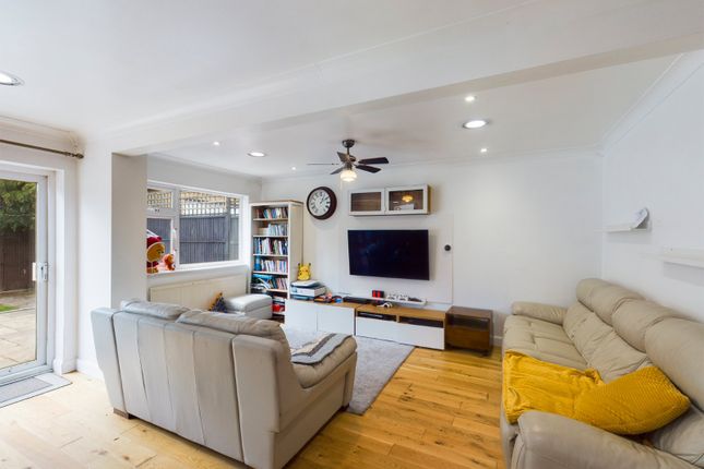 309, Green Lane, Chertsey photo 2