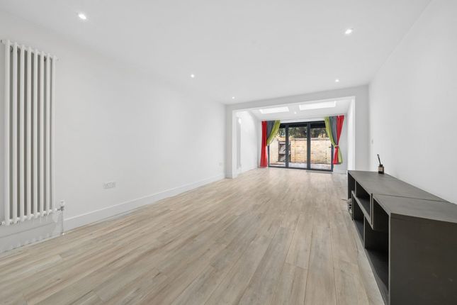 Holm Oak Close, London photo 2