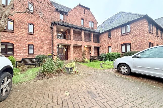 24 Hanover Court, Quaker Lane, Waltham Abbey photo 2