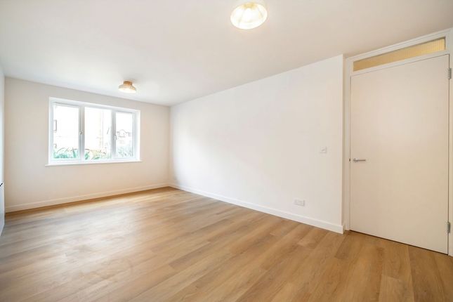 12, Riverside Close, London photo 3